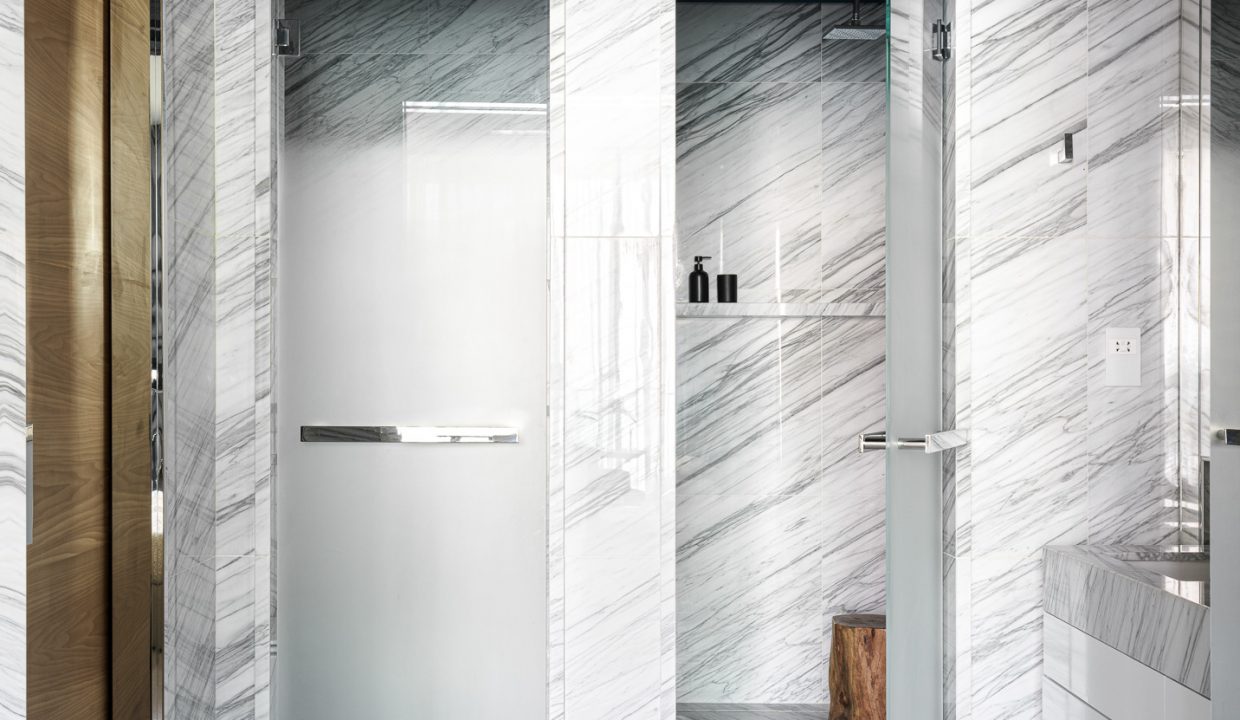 bathroom in second bedroom(2)